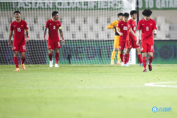 记者：国足重点演练定位球攻守 三次更换训练场地 